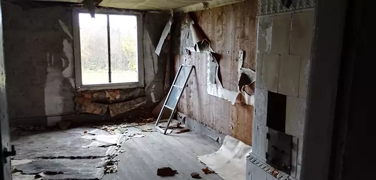 Why Selling a Distressed House Through Traditional Methods Fails in Queens